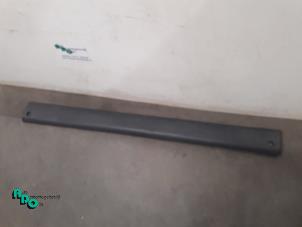 Begagnade Dekorstripe Opel Movano (4A1; 4A2; 4B2; 4B3; 4C2; 4C3) 2.5 CDTI 16V DPF Pris € 25,00 Marginaltabell erbjuds av Autodemontagebedrijf Otte