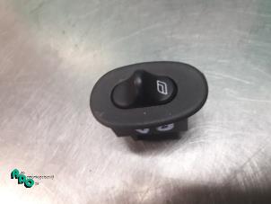Gebruikte Elektrisch Raam Schakelaar Saab 9-3 I (YS3D) 2.2 TiD Kat. Prijs € 10,00 Margeregeling aangeboden door Autodemontagebedrijf Otte