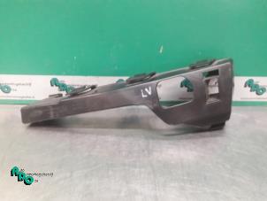 Begagnade Stötfångarfäste, vänster fram Ford Focus 2 1.6 16V Pris € 15,00 Marginaltabell erbjuds av Autodemontagebedrijf Otte