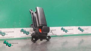 Używane Uchwyt drzwi lewych tylnych wersja 4-drzwiowa Mazda 5 (CR19) 2.0i 16V Cena € 20,00 Procedura marży oferowane przez Autodemontagebedrijf Otte