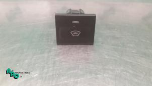 Begagnade Uppvärmningsbrytare, framruta Ford Focus 2 Wagon 1.6 TDCi 16V 110 Pris € 10,00 Marginaltabell erbjuds av Autodemontagebedrijf Otte