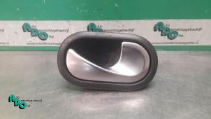 Begagnade Dörrhandtag, 4-dörrars, höger fram Renault Megane II Grandtour (KM) 1.6 16V Pris € 15,00 Marginaltabell erbjuds av Autodemontagebedrijf Otte
