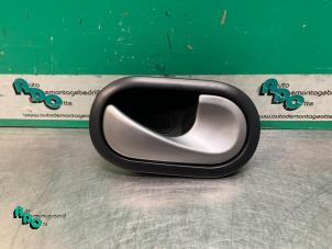 Begagnade Dörrhandtag, 2-dörrars, höger Renault Twingo II (CN) 1.5 dCi 90 FAP Pris € 10,00 Marginaltabell erbjuds av Autodemontagebedrijf Otte