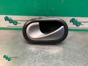 Begagnade Dörrhandtag, 2-dörrars, vänster Renault Twingo II (CN) 1.5 dCi 90 FAP Pris € 10,00 Marginaltabell erbjuds av Autodemontagebedrijf Otte