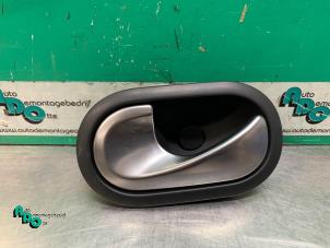 Begagnade Dörrhandtag, 2-dörrars, vänster Renault Megane II CC (EM) 1.6 16V Pris € 10,00 Marginaltabell erbjuds av Autodemontagebedrijf Otte