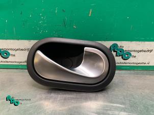 Begagnade Dörrhandtag, 2-dörrars, höger Renault Megane II CC (EM) 1.6 16V Pris € 10,00 Marginaltabell erbjuds av Autodemontagebedrijf Otte