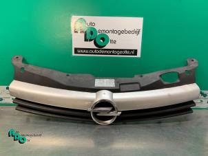 Używane Grill Opel Astra H (L48) 1.7 CDTi 16V Cena € 30,00 Procedura marży oferowane przez Autodemontagebedrijf Otte