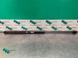 Begagnade Gasfjäder, vänster bak Peugeot 107 1.0 12V Pris € 10,00 Marginaltabell erbjuds av Autodemontagebedrijf Otte