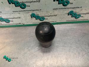 Begagnade Växelspaksknopp Kia Picanto (BA) 1.0 12V Pris € 10,00 Marginaltabell erbjuds av Autodemontagebedrijf Otte