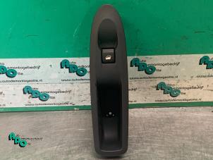 Gebruikte Raam schakelaar elektrisch Citroen C4 Berline (NC) 1.6 16V VTi Prijs € 10,00 Margeregeling aangeboden door Autodemontagebedrijf Otte