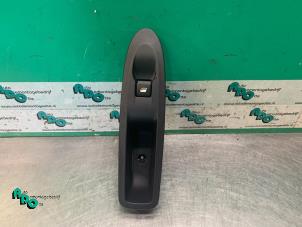 Gebruikte Raam schakelaar elektrisch Citroen C4 Berline (NC) 1.6 16V VTi Prijs € 10,00 Margeregeling aangeboden door Autodemontagebedrijf Otte