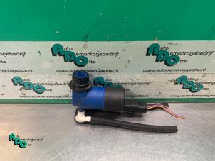 Begagnade Pump, vindrutespolare Renault Clio III (BR/CR) 1.2 16V 65 Pris € 10,00 Marginaltabell erbjuds av Autodemontagebedrijf Otte