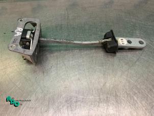 Begagnade Dörrstopp, 4-dörrars, höger bak Audi A2 (8Z0) 1.4 16V Pris € 15,00 Marginaltabell erbjuds av Autodemontagebedrijf Otte