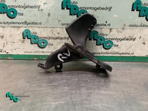 Begagnade Dörrhandtag, 2-dörrars, höger Renault Twingo II (CN) 1.2 16V Pris € 10,00 Marginaltabell erbjuds av Autodemontagebedrijf Otte