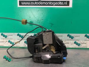 Używane Mechanizm blokady drzwi lewych tylnych wersja 4-drzwiowa Mercedes E Combi (S211) 3.2 E-320 CDI 24V Cena € 30,00 Procedura marży oferowane przez Autodemontagebedrijf Otte