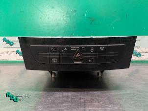 Gebruikte Paniekverlichtings Schakelaar Mercedes E Combi (S211) 3.2 E-320 CDI 24V Prijs € 40,00 Margeregeling aangeboden door Autodemontagebedrijf Otte