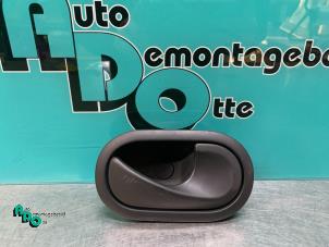 Begagnade Dörrhandtag, 2-dörrars, höger Renault Twingo II (CN) 1.2 Pris € 10,00 Marginaltabell erbjuds av Autodemontagebedrijf Otte