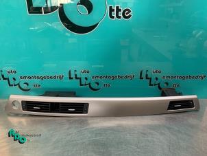 Begagnade Luftmunstycke, instrumentbräda BMW 3 serie (E90) 318i 16V Pris € 35,00 Marginaltabell erbjuds av Autodemontagebedrijf Otte