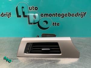 Begagnade Luftmunstycke, instrumentbräda BMW 3 serie (E90) 318i 16V Pris € 10,00 Marginaltabell erbjuds av Autodemontagebedrijf Otte