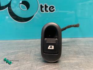 Używane Przelacznik elektrycznej szyby Citroen C2 (JM) 1.4 Cena € 10,00 Procedura marży oferowane przez Autodemontagebedrijf Otte