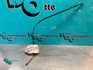 Begagnade Dörrlåsmekanism, 2-dörrars, höger Citroen C2 (JM) 1.1 Pris € 10,00 Marginaltabell erbjuds av Autodemontagebedrijf Otte