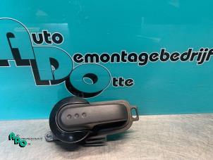 Begagnade Dörrhandtag, 4-dörrars, vänster fram Nissan Micra (K12) 1.2 16V Pris € 15,00 Marginaltabell erbjuds av Autodemontagebedrijf Otte