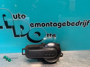 Begagnade Dörrhandtag, 4-dörrars, höger fram Nissan Micra (K12) 1.2 16V Pris € 15,00 Marginaltabell erbjuds av Autodemontagebedrijf Otte