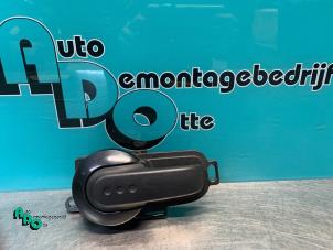 Begagnade Dörrhandtag, 4-dörrars, vänster bak Nissan Micra (K12) 1.2 16V Pris € 15,00 Marginaltabell erbjuds av Autodemontagebedrijf Otte