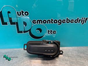 Begagnade Dörrhandtag, 4-dörrars, höger bak Nissan Micra (K12) 1.2 16V Pris € 15,00 Marginaltabell erbjuds av Autodemontagebedrijf Otte