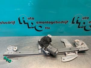 Begagnade Fönstermekanism, 2-dörrars, vänster fram Peugeot 107 1.0 12V Pris € 15,00 Marginaltabell erbjuds av Autodemontagebedrijf Otte