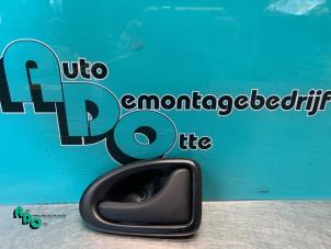 Begagnade Dörrhandtag, 4-dörrars, höger fram Dacia Logan MCV (KS) 1.5 dCi Pris € 10,00 Marginaltabell erbjuds av Autodemontagebedrijf Otte