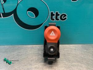 Begagnade Nödbelysningsbrytare Renault Kangoo Express (FW) 1.5 dCi 75 Pris € 10,00 Marginaltabell erbjuds av Autodemontagebedrijf Otte