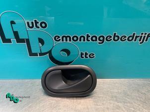 Begagnade Dörrhandtag, 4-dörrars, vänster fram Renault Clio III Estate/Grandtour (KR) 1.2 16V 75 Pris € 10,00 Marginaltabell erbjuds av Autodemontagebedrijf Otte