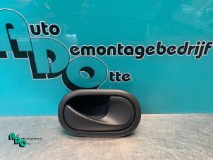 Begagnade Dörrhandtag, 4-dörrars, höger fram Renault Clio III Estate/Grandtour (KR) 1.2 16V 75 Pris € 10,00 Marginaltabell erbjuds av Autodemontagebedrijf Otte