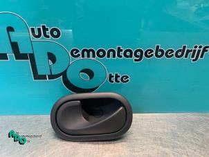 Begagnade Dörrhandtag, 4-dörrars, vänster bak Renault Clio III Estate/Grandtour (KR) 1.2 16V 75 Pris € 10,00 Marginaltabell erbjuds av Autodemontagebedrijf Otte
