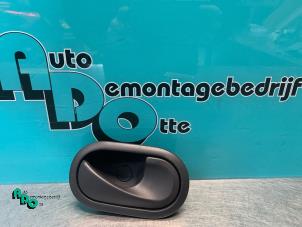 Begagnade Dörrhandtag, 4-dörrars, höger bak Renault Clio III Estate/Grandtour (KR) 1.2 16V 75 Pris € 10,00 Marginaltabell erbjuds av Autodemontagebedrijf Otte