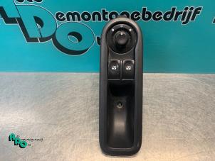 Begagnade Brytare, eldrivna fönster Renault Clio III Estate/Grandtour (KR) 1.2 16V 75 Pris € 15,00 Marginaltabell erbjuds av Autodemontagebedrijf Otte