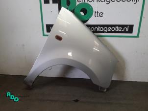 Begagnade Framskärm, höger Opel Agila (A) 1.0 12V Twin Port Pris € 25,00 Marginaltabell erbjuds av Autodemontagebedrijf Otte