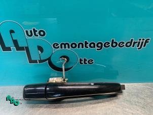 Używane Uchwyt drzwi prawych tylnych wersja 4-drzwiowa Mitsubishi Lancer Wagon (CS/CT) 1.6 16V Cena € 15,00 Procedura marży oferowane przez Autodemontagebedrijf Otte