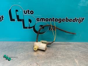 Gebruikte Ruitensproeierpomp voor Suzuki Swift (ZA/ZC/ZD1/2/3/9) 1.3 VVT 16V Prijs € 10,00 Margeregeling aangeboden door Autodemontagebedrijf Otte