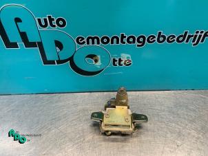 Begagnade Låsmekanism, baklucka Daihatsu Sirion/Storia (M1) 1.3 16V DVVT Pris € 10,00 Marginaltabell erbjuds av Autodemontagebedrijf Otte