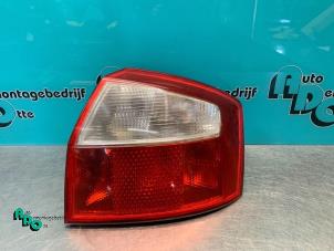 Begagnade Baklykta, höger Audi A4 (B6) 1.8 T 20V Pris € 30,00 Marginaltabell erbjuds av Autodemontagebedrijf Otte