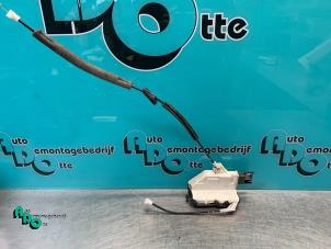 Begagnade Dörrlåsmekanism, 2-dörrars, höger Peugeot Partner (GC/GF/GG/GJ/GK) 1.6 HDI 90 Pris € 25,00 Marginaltabell erbjuds av Autodemontagebedrijf Otte