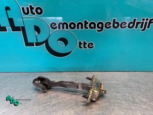 Begagnade Dörrstopp, 4-dörrars, höger bak Ford Fiesta 5 (JD/JH) 1.3 Pris € 10,00 Marginaltabell erbjuds av Autodemontagebedrijf Otte