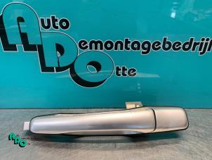 Używane Uchwyt drzwi lewych tylnych wersja 4-drzwiowa Mitsubishi Grandis (NA) 2.4 16V MIVEC Cena € 15,00 Procedura marży oferowane przez Autodemontagebedrijf Otte