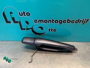 Używane Uchwyt drzwi prawych tylnych wersja 4-drzwiowa Mitsubishi Outlander (CU) 2.0 16V 4x2 Cena € 15,00 Procedura marży oferowane przez Autodemontagebedrijf Otte