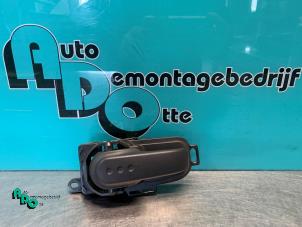 Begagnade Dörrhandtag, 4-dörrars, vänster fram Nissan Note (E11) 1.6 16V Pris € 10,00 Marginaltabell erbjuds av Autodemontagebedrijf Otte