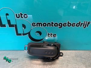 Begagnade Dörrhandtag, 4-dörrars, höger fram Nissan Note (E11) 1.6 16V Pris € 10,00 Marginaltabell erbjuds av Autodemontagebedrijf Otte