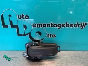 Begagnade Dörrhandtag, 4-dörrars, vänster bak Nissan Note (E11) 1.6 16V Pris € 10,00 Marginaltabell erbjuds av Autodemontagebedrijf Otte