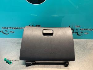 Używane Schowek w desce rozdzielczej Daihatsu Cuore (L251/271/276) 1.0 12V DVVT Cena € 20,00 Procedura marży oferowane przez Autodemontagebedrijf Otte